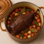 Pierna de venado en una cazuela de hierro fundido al horno