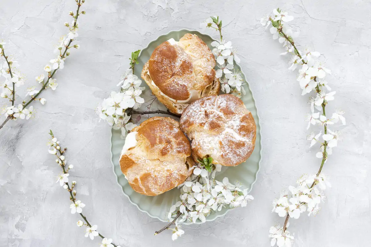 ¿Qué crema debo usar para rellenar los profiteroles?