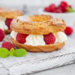 ¿Qué crema debo usar para rellenar los profiteroles?