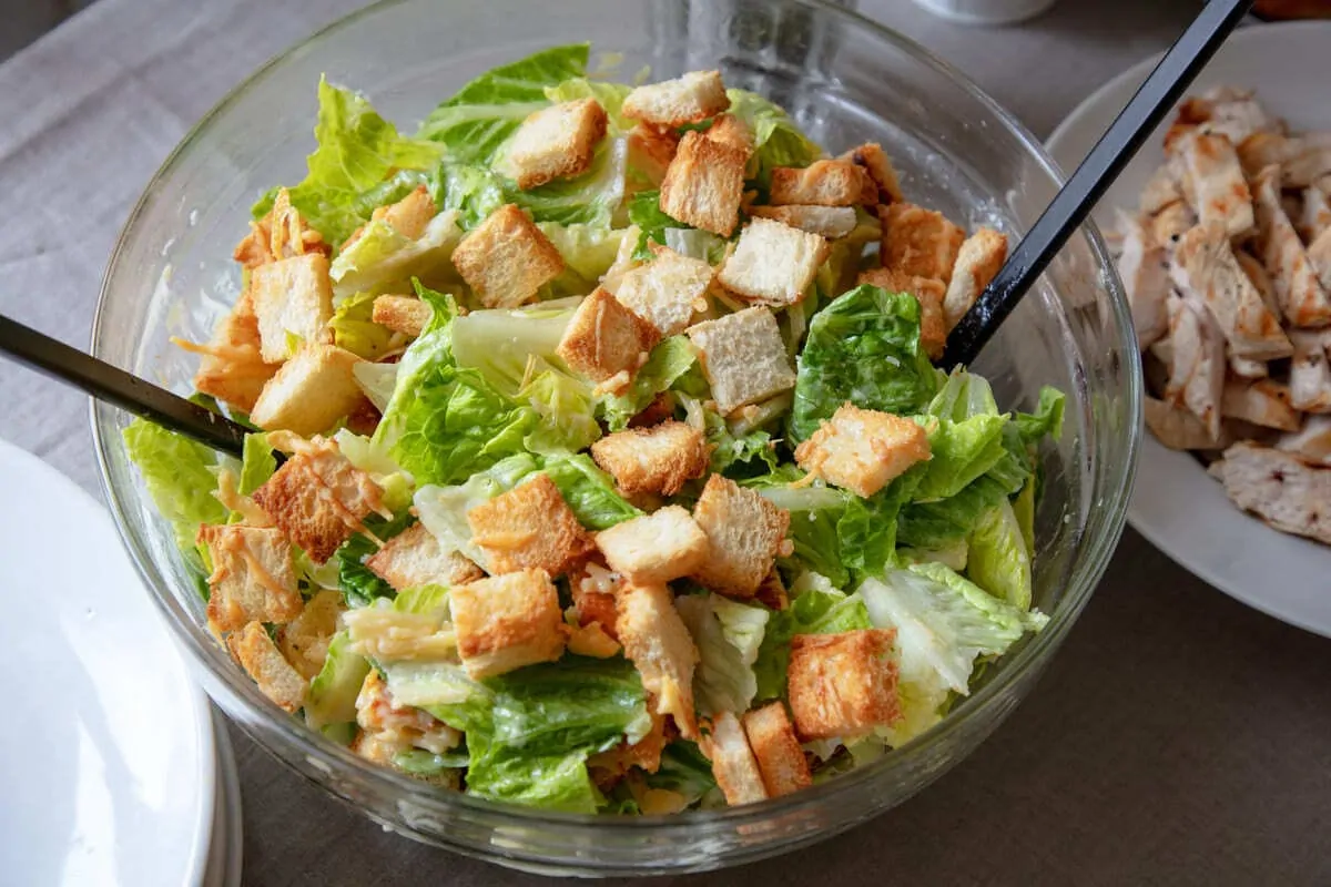Insalata Caesar con un tocco in più
