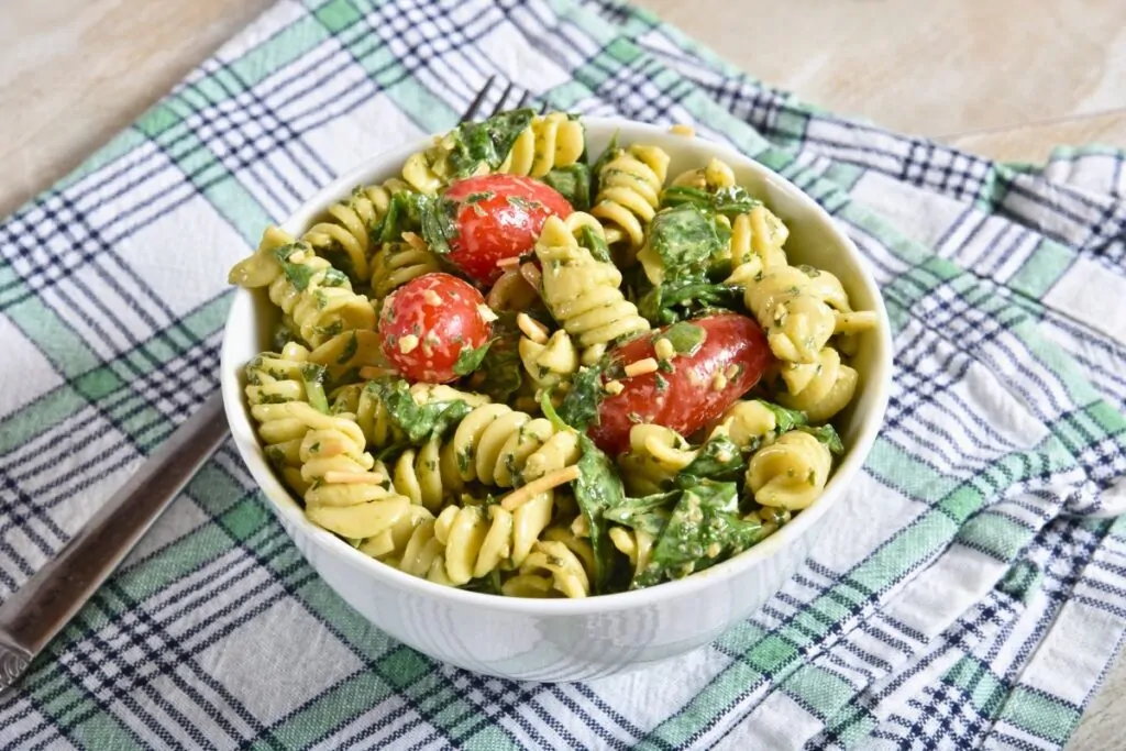 Ensalada de pasta con pesto