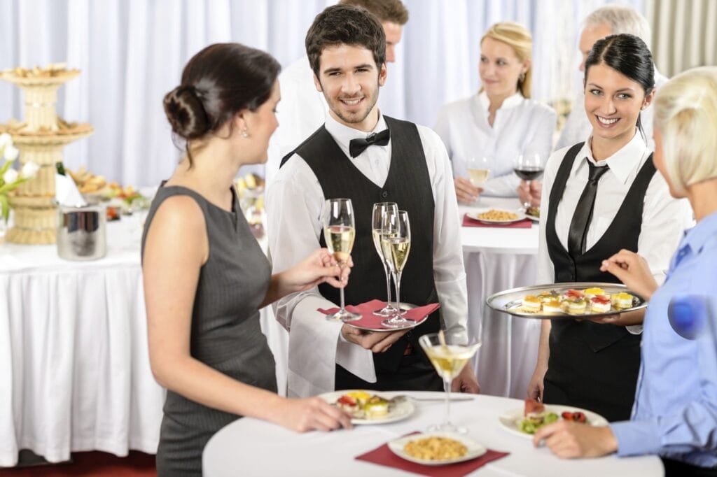 Empresa de catering en París que atiende a los invitados en un banquete
