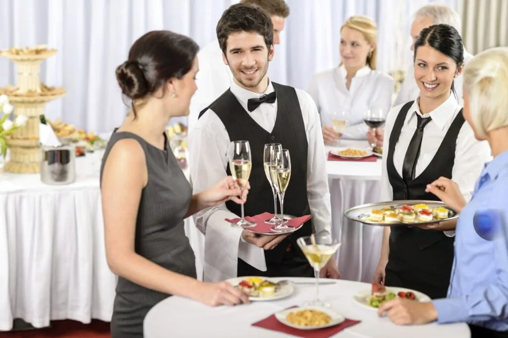 Traiteur de Paris servant des invités dans un banquet
