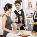 Empresa de catering en París que atiende a los invitados en un banquete