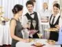 Traiteur de Paris servant des invités dans un banquet