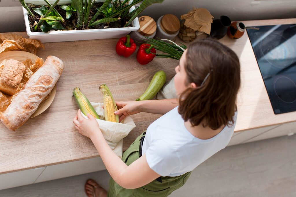 Una mujer que cocina y usa muchos trucos