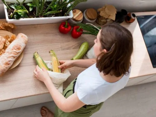 Eine Frau, die kocht und viele Tricks anwendet