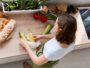 Une femme qui cuisine et utilise pleins d'astuces