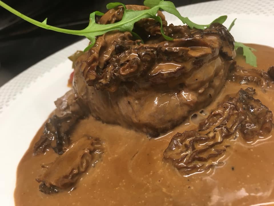 El resultado del plato de solomillo de ternera o buey con salsa de colmenillas