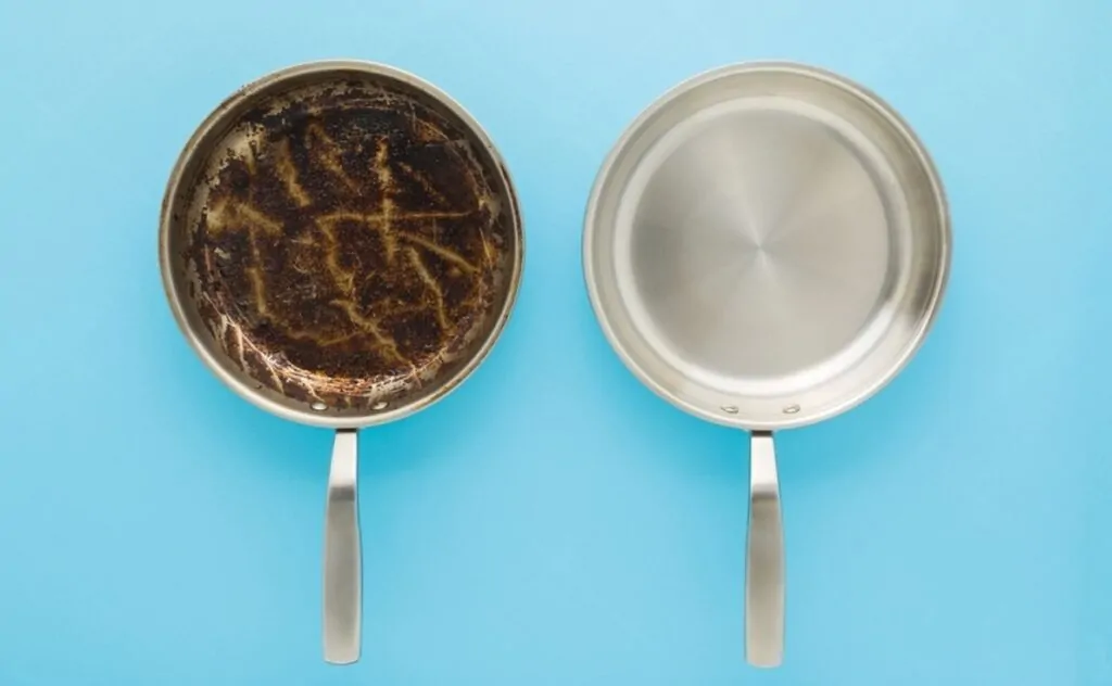 Limpieza de una sartén de acero inoxidable sucia