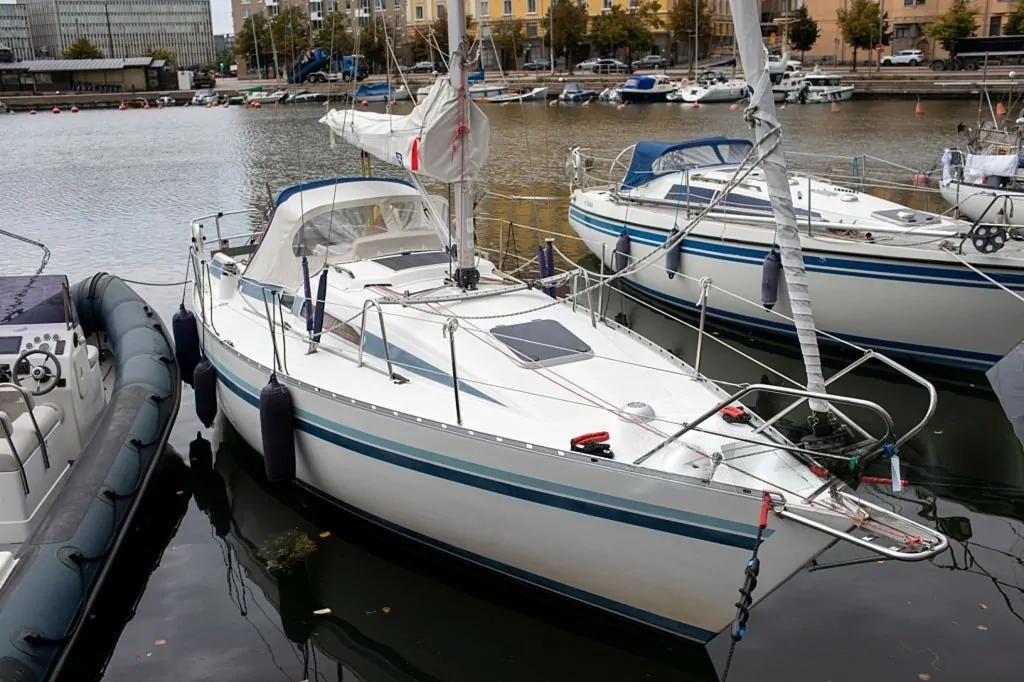 Un pequeño velero amarrado en el puerto