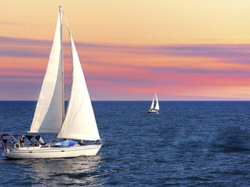 pequeño velero y sol