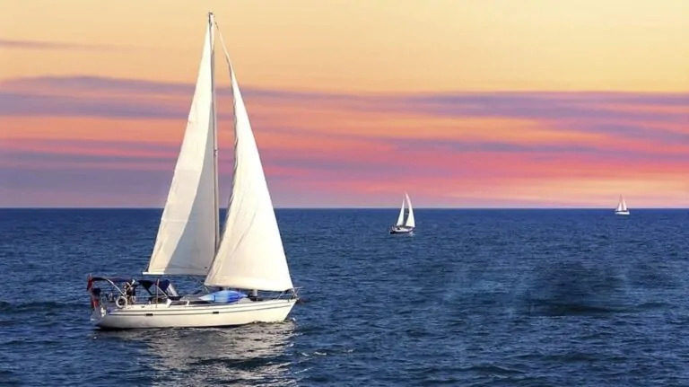 pequeño velero y sol