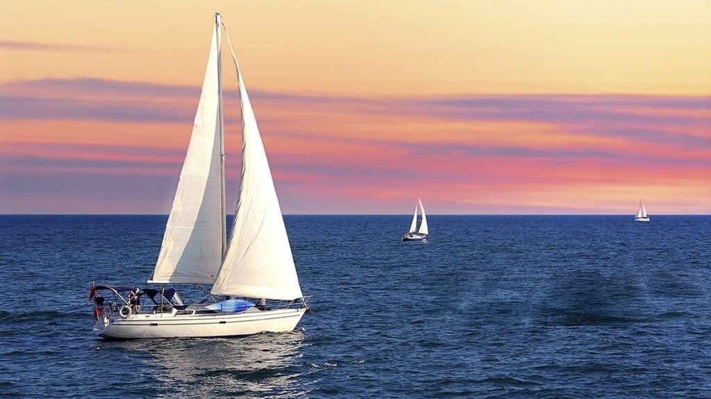 pequeño velero y sol