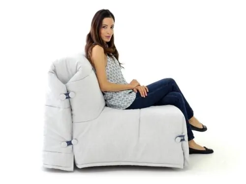 Mujer en el sofá cama