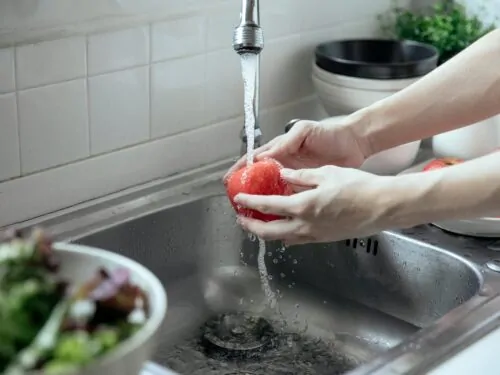 Ablandamiento del agua dura en la cocina
