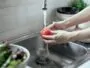 Ablandamiento del agua dura en la cocina