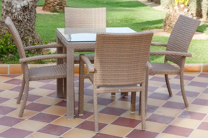 Tavolo e sedie da esterno in resina intrecciata Tavolo e sedie da esterno in resina intrecciata