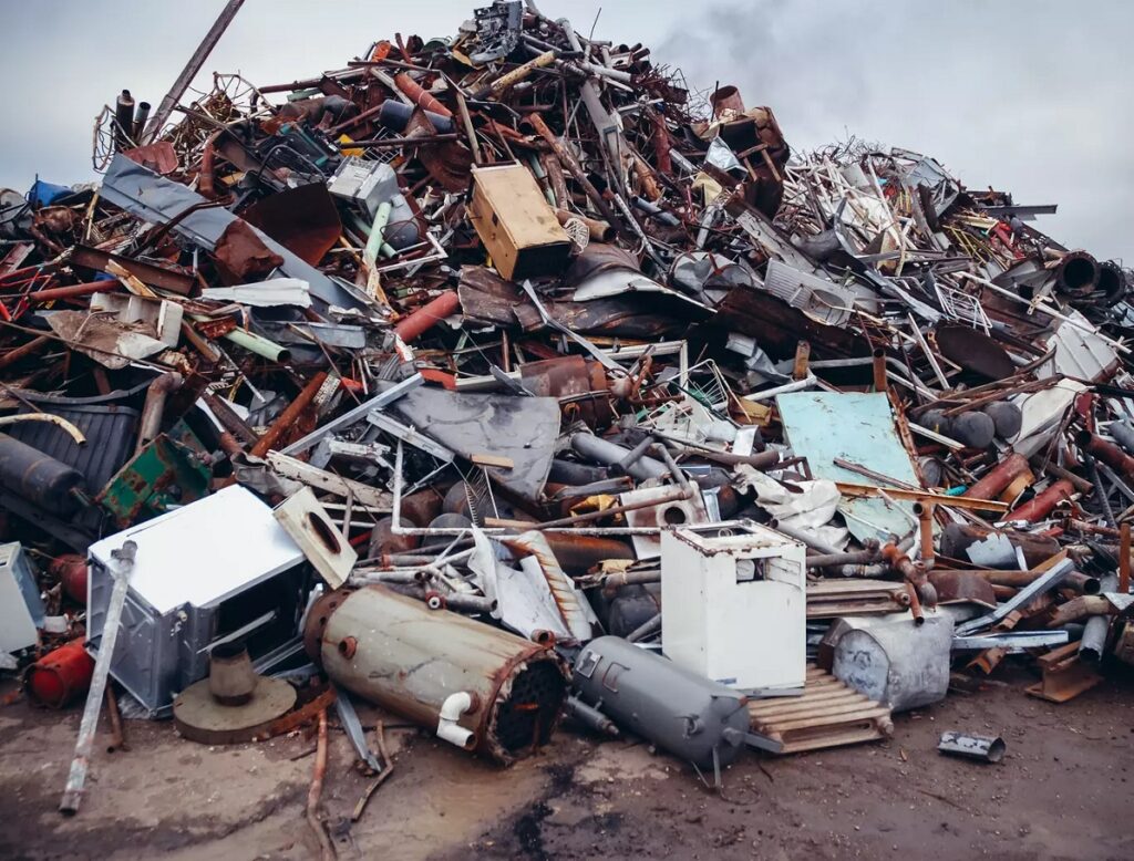 Montón de chatarra listo para ser reciclado