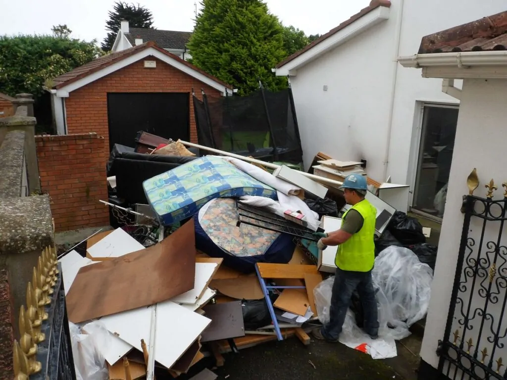 Opróżnienie domu wysłane do recyklingu