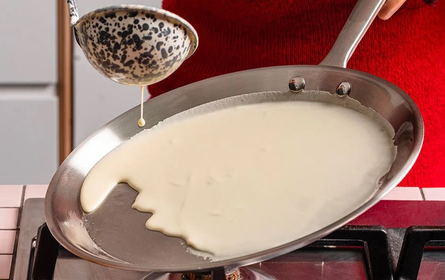 Tortitas en una sartén crepera de acero inoxidable