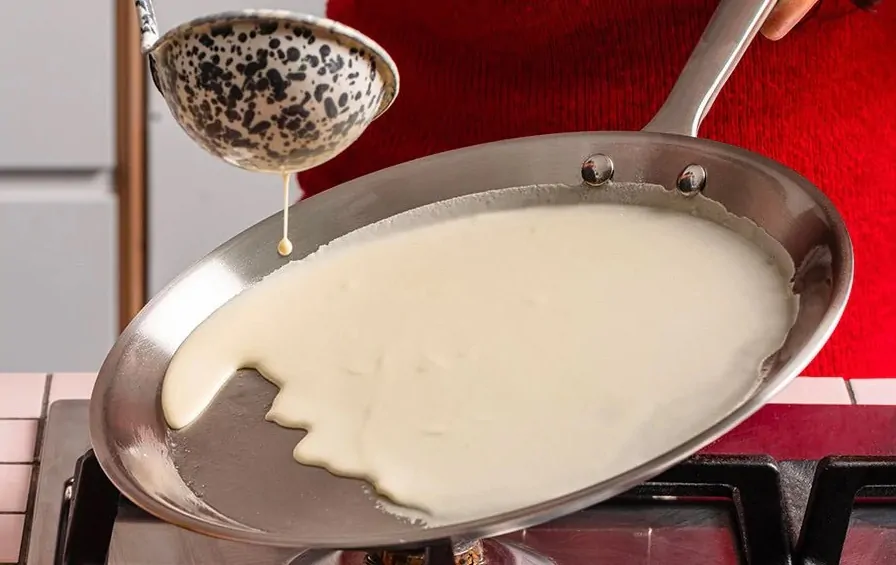 Pancakes dans une crêpière en inox Pancakes dans une crêpière en inox