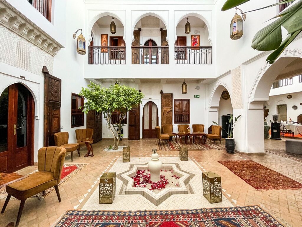 Interior de un riad de lujo en Marrakech