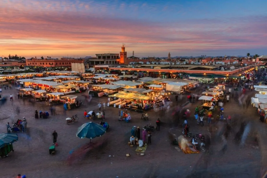 La place Jemaa el-Fna et les souks La place Jemaa el-Fna et les souks