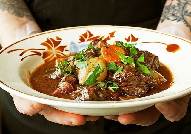 Das Fleisch in einem Schmorgericht zubereiten