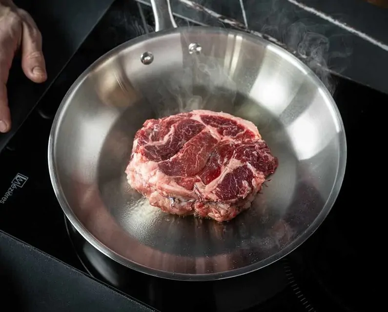 Viande dans une poêle en inox viande dans une poêle en inox