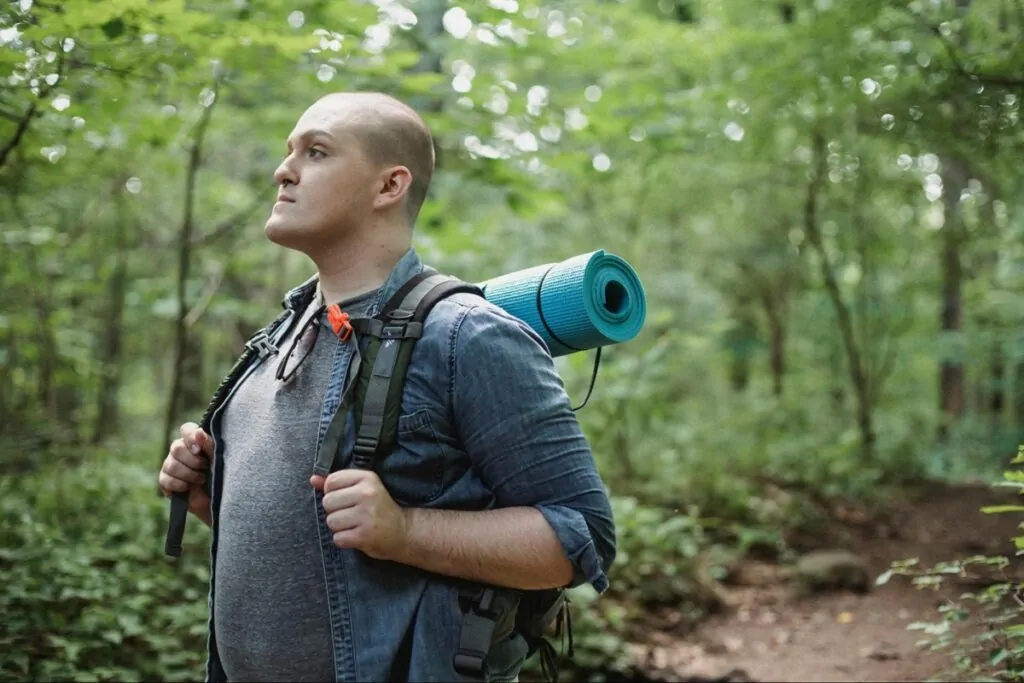 Un viaggiatore in completa sobrietà durante un trekking