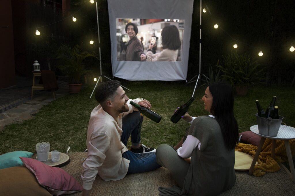 Pantalla improvisada para cine al aire libre en una terraza