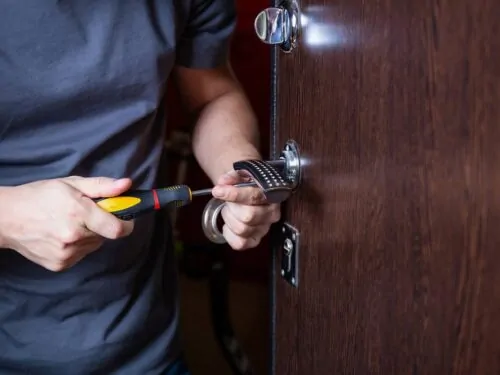 Cerrajero en Burdeos que ofrece servicio de emergencia para puertas atascadas