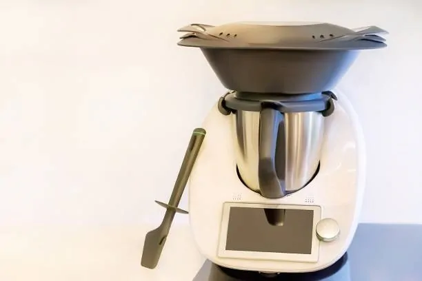 Nahaufnahme einer Multifunktions-Küchenmaschine mit Thermomix-Rezepten Rezept für die Thermomix Multifunktions-Küchenmaschine