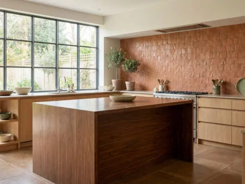La cocina moderna y la elegancia de la terracota y la madera