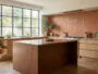 La cocina moderna y la elegancia de la terracota y la madera
