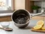 Casserole en inox au fond brûlé avec bicarbonate citron et vinaigre