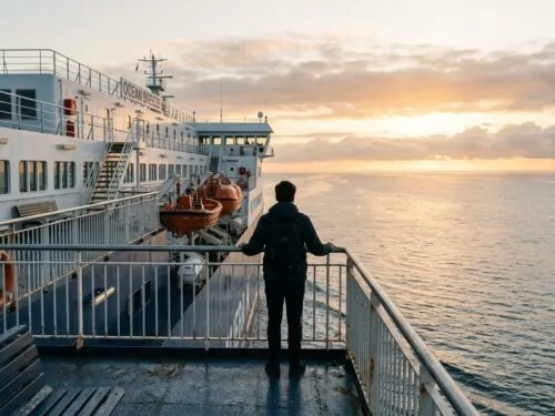 El ferry navega tranquilamente sobre el mar en calma