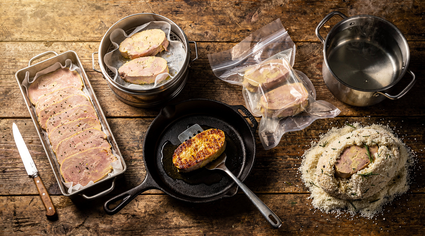 Cinco métodos para cocinar foie gras en una mesa rústica de madera Cinco métodos para cocinar foie gras en una mesa rústica de madera