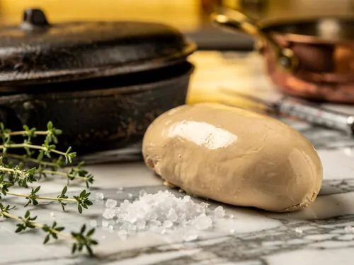 Cuire un lobe de foie gras cru sur marbre entouré de thym frais et de sel de mer