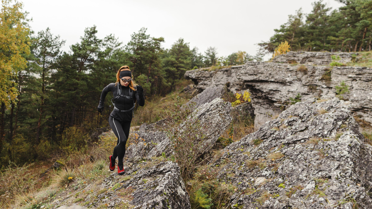 jeune femme en train de courir dans les montagnes