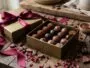 Assortiment de chocolats artisanaux et truffes dans un coffret doré avec ruban de soie