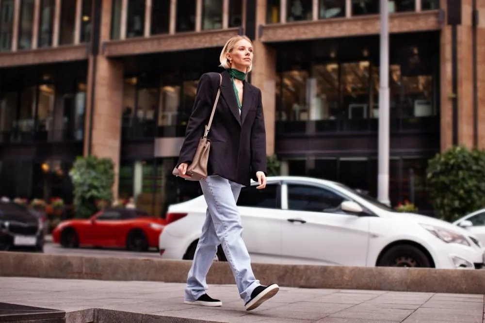 Jean femme coupe straight porté en ville jean femme coupe straight porté en ville