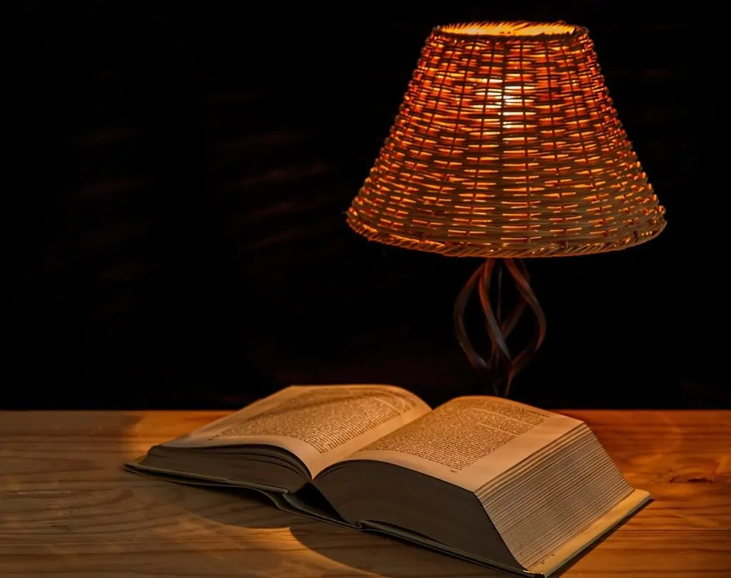 Skulpturale Installation mit Betonlampe