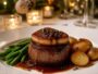 Tournedos Rossini avec foie gras poêlé, sauce madère et pommes château dressés dans une assiette de fête