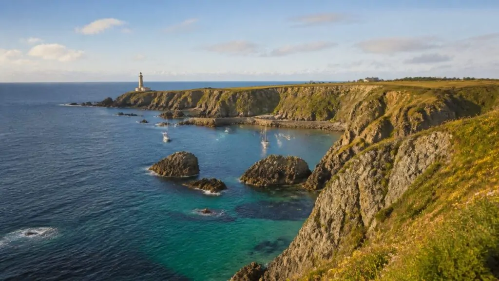 Côte rocheuse et criques turquoise de Belle-Île-en-Mer vue d'ensemble
