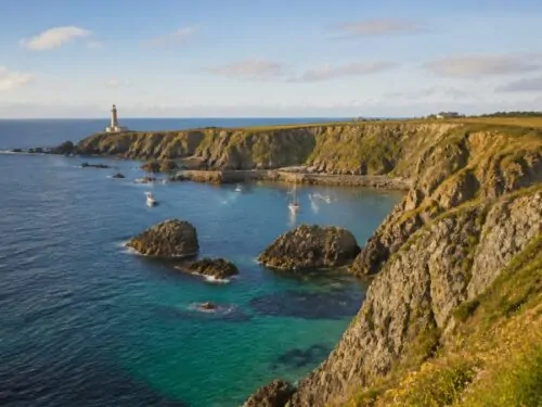 Côte rocheuse et criques turquoise de Belle-Île-en-Mer vue d'ensemble