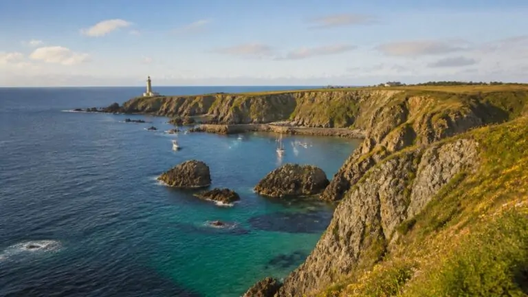Belle-Île-en-Mer paysage côtier vue d'ensemble Côte rocheuse et criques turquoise de Belle-Île-en-Mer vue d'ensemble