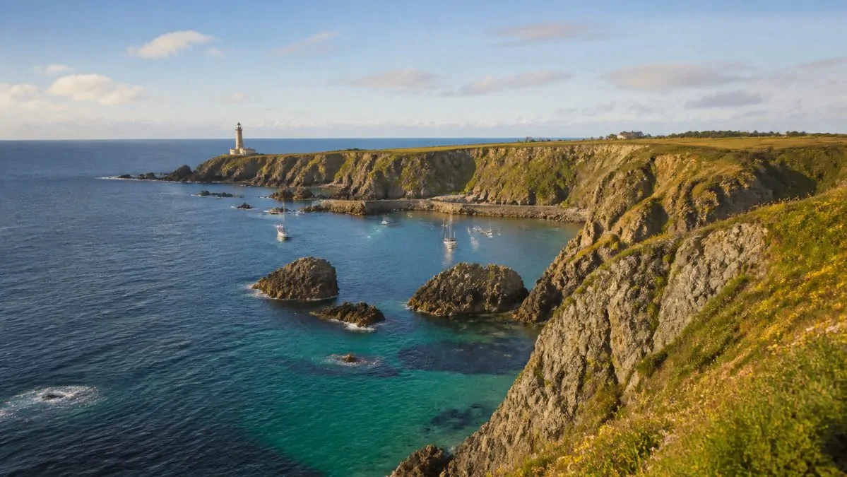 Belle-Île-en-Mer paysage côtier vue d'ensemble Côte rocheuse et criques turquoise de Belle-Île-en-Mer vue d'ensemble