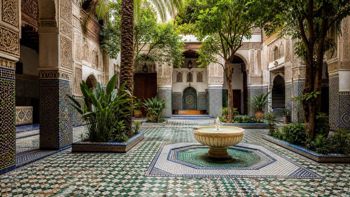Palais et jardins à Marrakech Cour intérieure ornée de zelliges et fontaine dans un palais marocain traditionnel